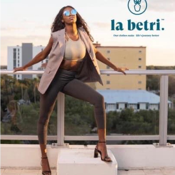 NAVY BLUE Joey Pouch Leggings
Yoga Pants with built-in fanny pack
With Pouch - Picture 5 of 9